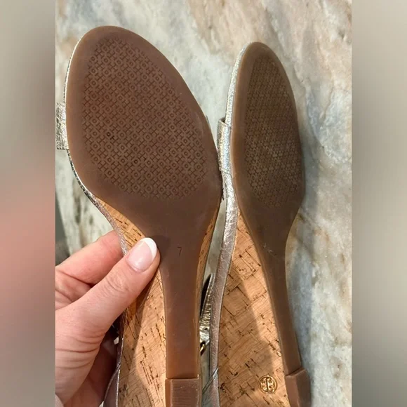 Women’s TORY BURCH Savannah cracked silver wedge sandals- Size 7 - Picture 8 of 9